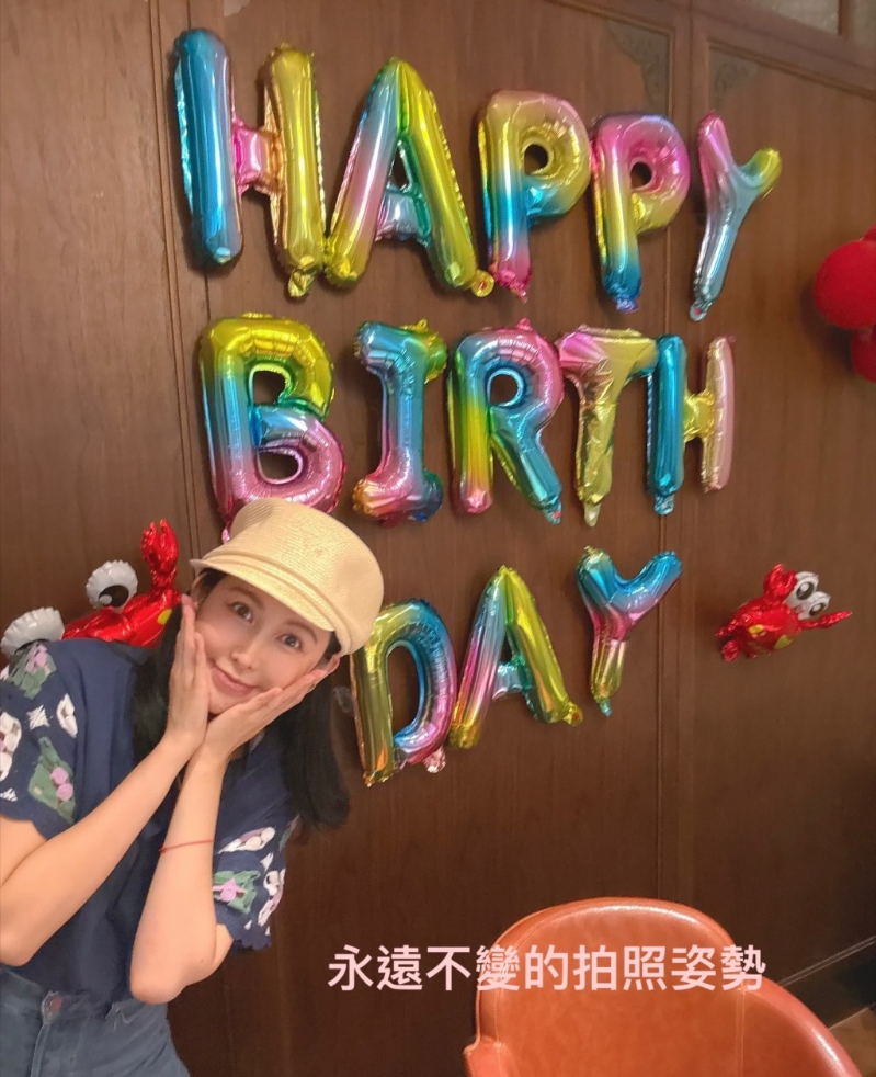 恺乐在生日气球前摆出招牌姿势,自嘲脸圆但依旧少女感十足。 恺乐在生日气球前摆出招牌姿势,自嘲脸圆但依旧少女感十足。