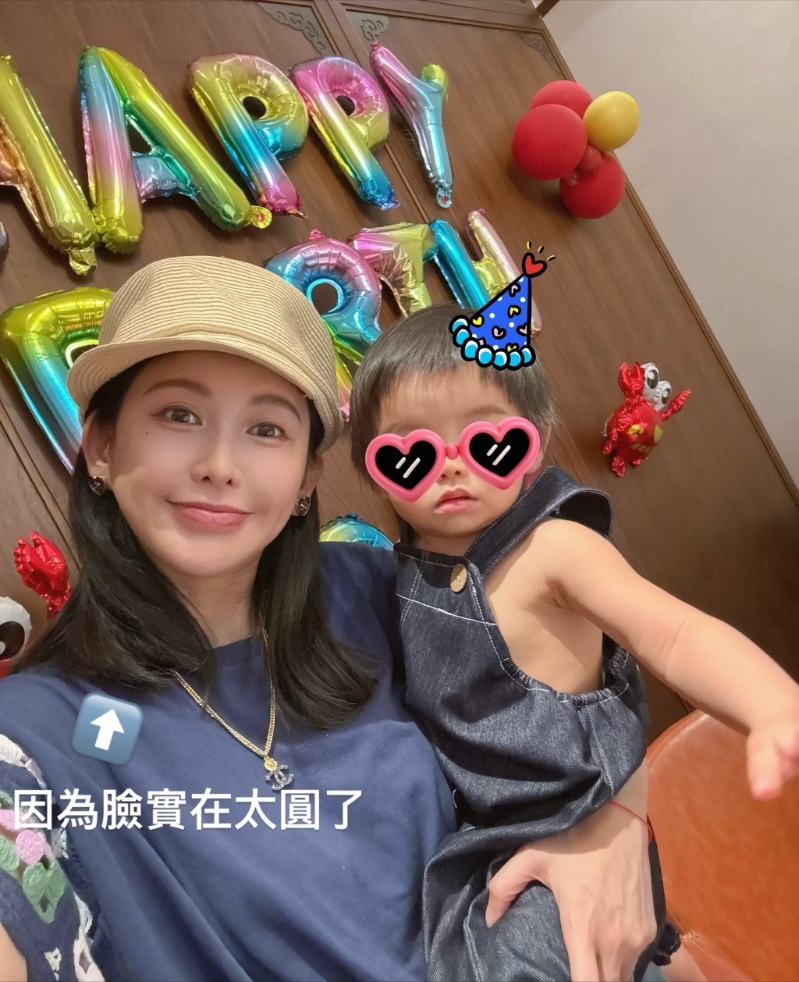 神隐多年后,恺乐罕见晒出与儿子的温馨合照,升格人母幸福满泻。 神隐多年后,恺乐罕见晒出与儿子的温馨合照,升格人母幸福满泻。