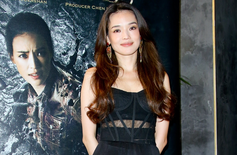 舒淇从三级片女星转型,王晶爆她遭资深影帝加戏。 舒淇从三级片女星转型,王晶爆她遭资深影帝加戏。