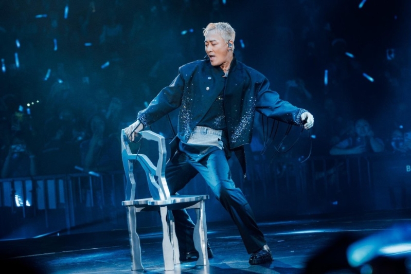 林峯与椅子共舞的表演片段早已在网络上爆红。 林峯与椅子共舞的表演片段早已在网络上爆红。