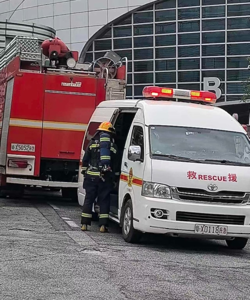 有网民在社交媒体上发文,指林峯演唱会因设备故障延期。 有网民在社交媒体上发文,指林峯演唱会因设备故障延期。