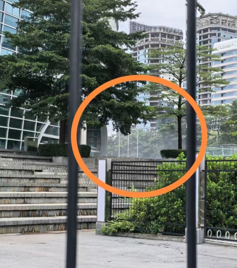 多辆消防车赶到广州国际体育演艺中心。 多辆消防车赶到广州国际体育演艺中心。