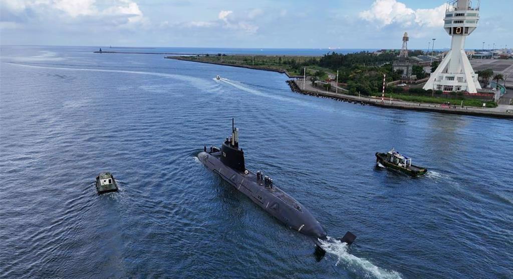 图为“海鲲军舰”7月3日第三次浮航海试。 图为“海鲲军舰”7月3日第三次浮航海试。