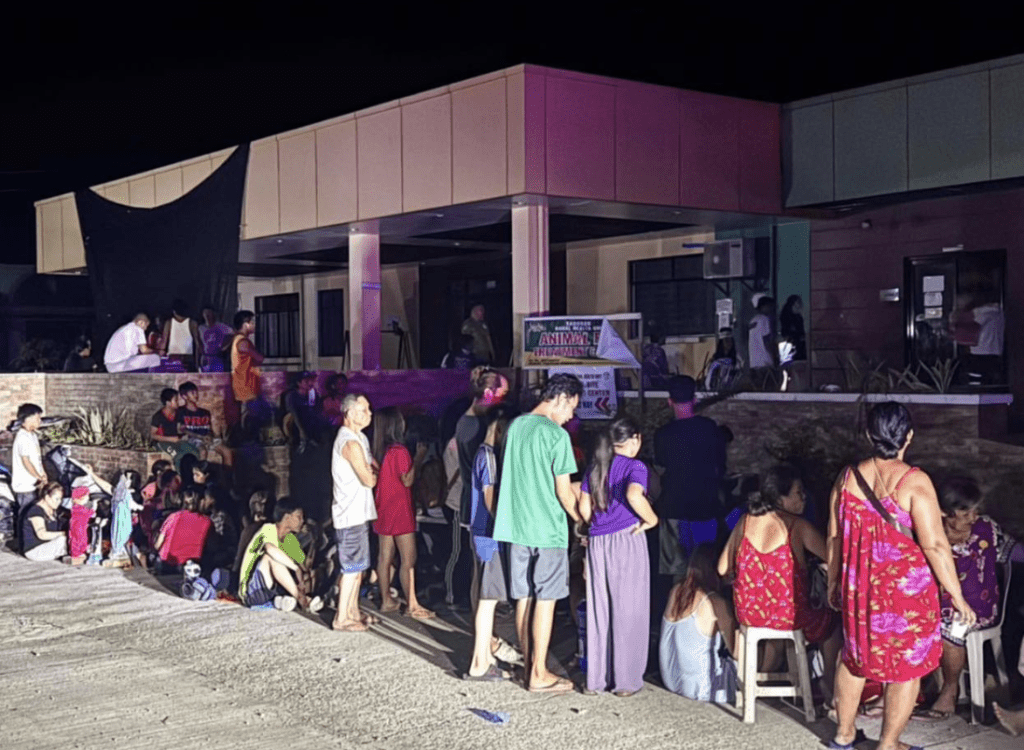 菲律宾民众离家到街上暂避。 菲律宾民众离家到街上暂避。