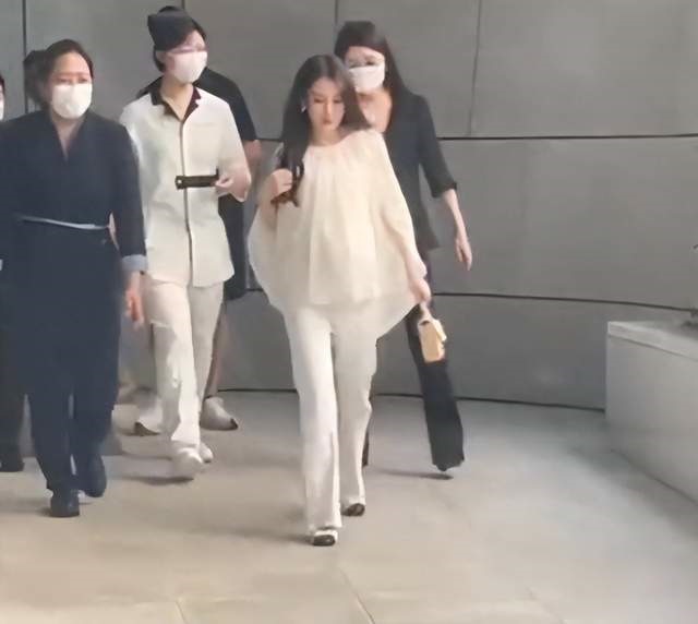 日前有网民捕获方媛进入贵族月子中心的情况。 日前有网民捕获方媛进入贵族月子中心的情况。