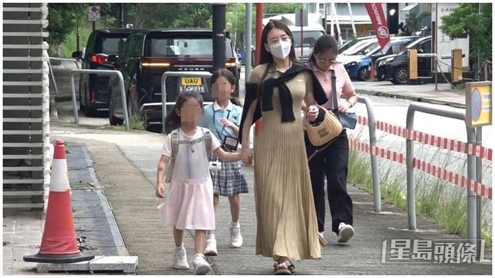 方媛和妈妈带两个囡囡沿深湾道一路行去深湾游艇会。 方媛和妈妈带两个囡囡沿深湾道一路行去深湾游艇会。