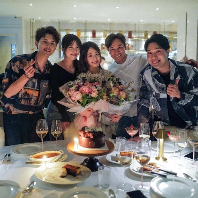 何广沛早前更新社交网,上载《金式森林》一众演员为庄子璇庆生,寿星女手拎两扎花,郭晋安在旁展开朗笑容。 何广沛早前更新社交网,上载《金式森林》一众演员为庄子璇庆生,寿星女手拎两扎花,郭晋安在旁展开朗笑容。