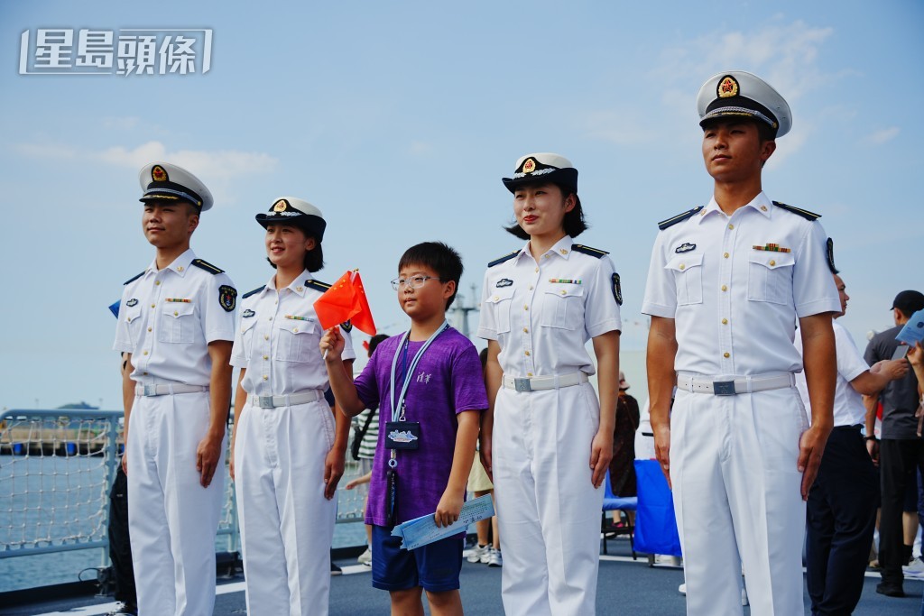 受访的海军表示,短短两日已经感受到香港市民的热情。 受访的海军表示,短短两日已经感受到香港市民的热情。