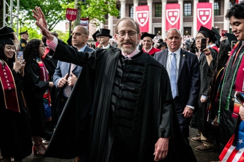 5月29日,在美国马萨诸塞州剑桥,哈佛大学校长艾伦·M·加伯(中)出席毕业典礼。 5月29日,在美国马萨诸塞州剑桥,哈佛大学校长艾伦·M·加伯(中)出席毕业典礼。