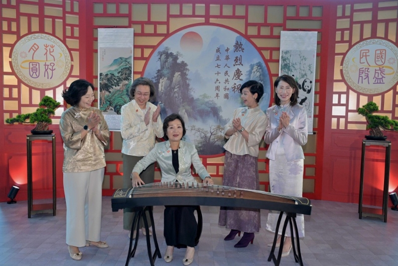 蔡若莲即场教授众人弹古筝。 蔡若莲即场教授众人弹古筝。