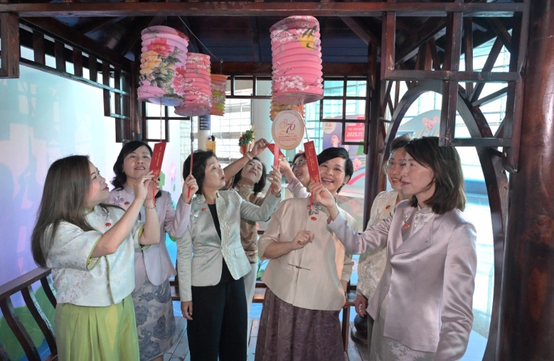 特首夫人伙女高官再组“华服女团”贺国庆 特首夫人伙女高官再组“华服女团”贺国庆