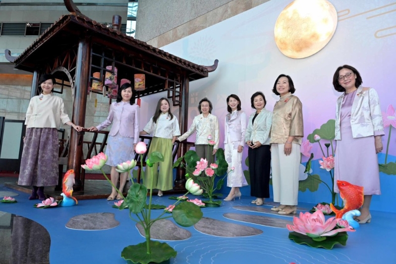 多位女官员,包括陈美寳及麦美娟,均一同穿上由香港知专设计学院学生设计的华服。 多位女官员,包括陈美寳及麦美娟,均一同穿上由香港知专设计学院学生设计的华服。