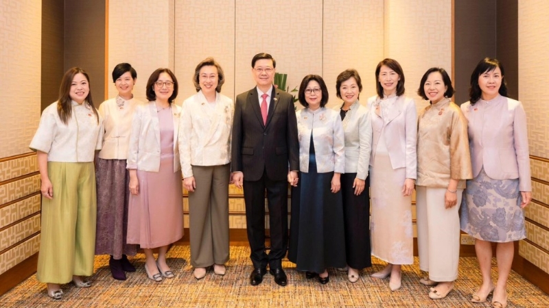 特首夫人伙女高官再组“华服女团”贺国庆,清雅端庄展传统美艺 特首夫人伙女高官再组“华服女团”贺国庆,清雅端庄展传统美艺