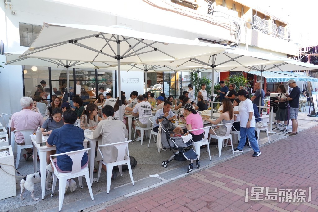 国庆中秋长假今日(1日)开始,不少市民及游客选择到香港西贡郊游。 国庆中秋长假今日(1日)开始,不少市民及游客选择到香港西贡郊游。