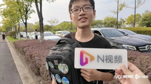 兰同学向记者展示自制的“鸡排哥痛包”。 兰同学向记者展示自制的“鸡排哥痛包”。