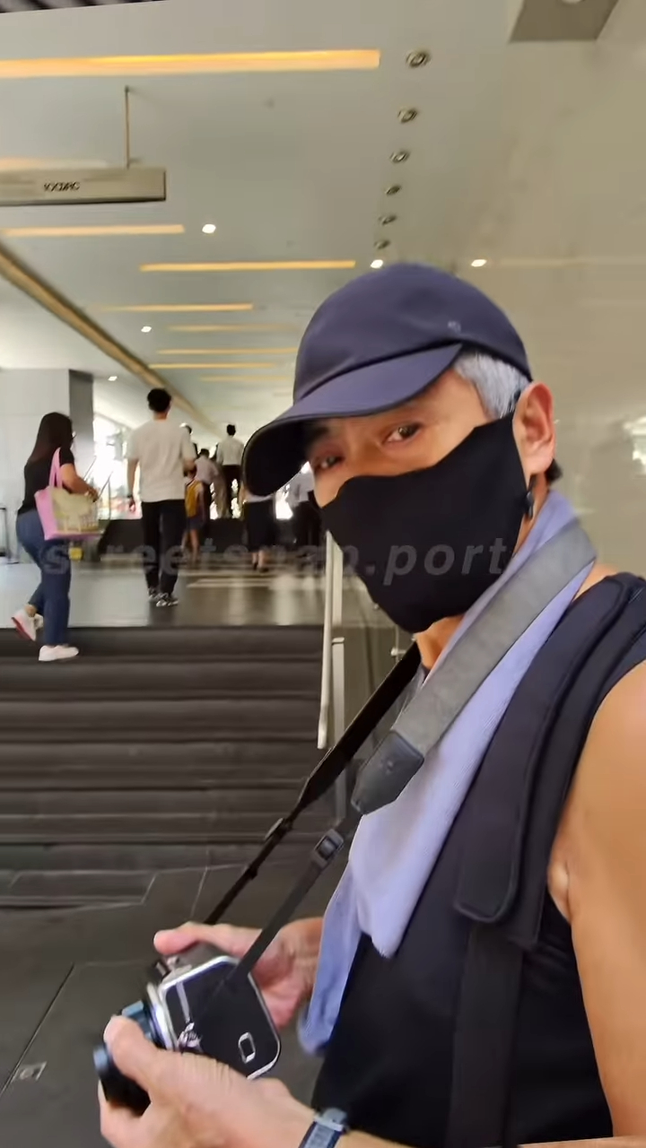 发哥亲切回应上前搭讪的粉丝,态度友善。 发哥亲切回应上前搭讪的粉丝,态度友善。