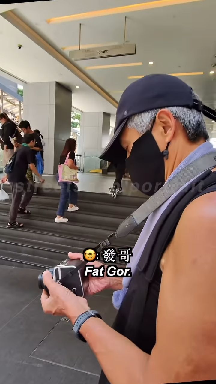 街头摄影师在中环意外捕捉到专注摄影的周润发。 街头摄影师在中环意外捕捉到专注摄影的周润发。