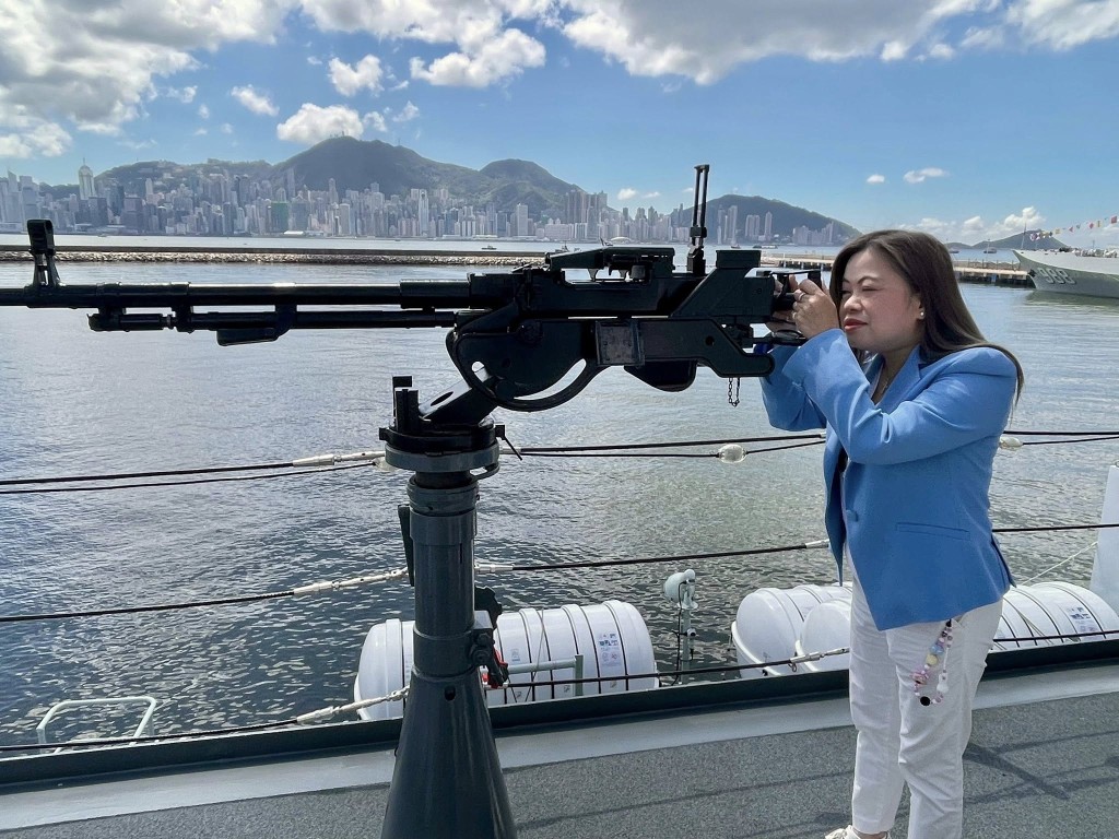 罗淑佩认为只有国家强大、军力坚强,方可保护国土不受侵略。 罗淑佩认为只有国家强大、军力坚强,方可保护国土不受侵略。