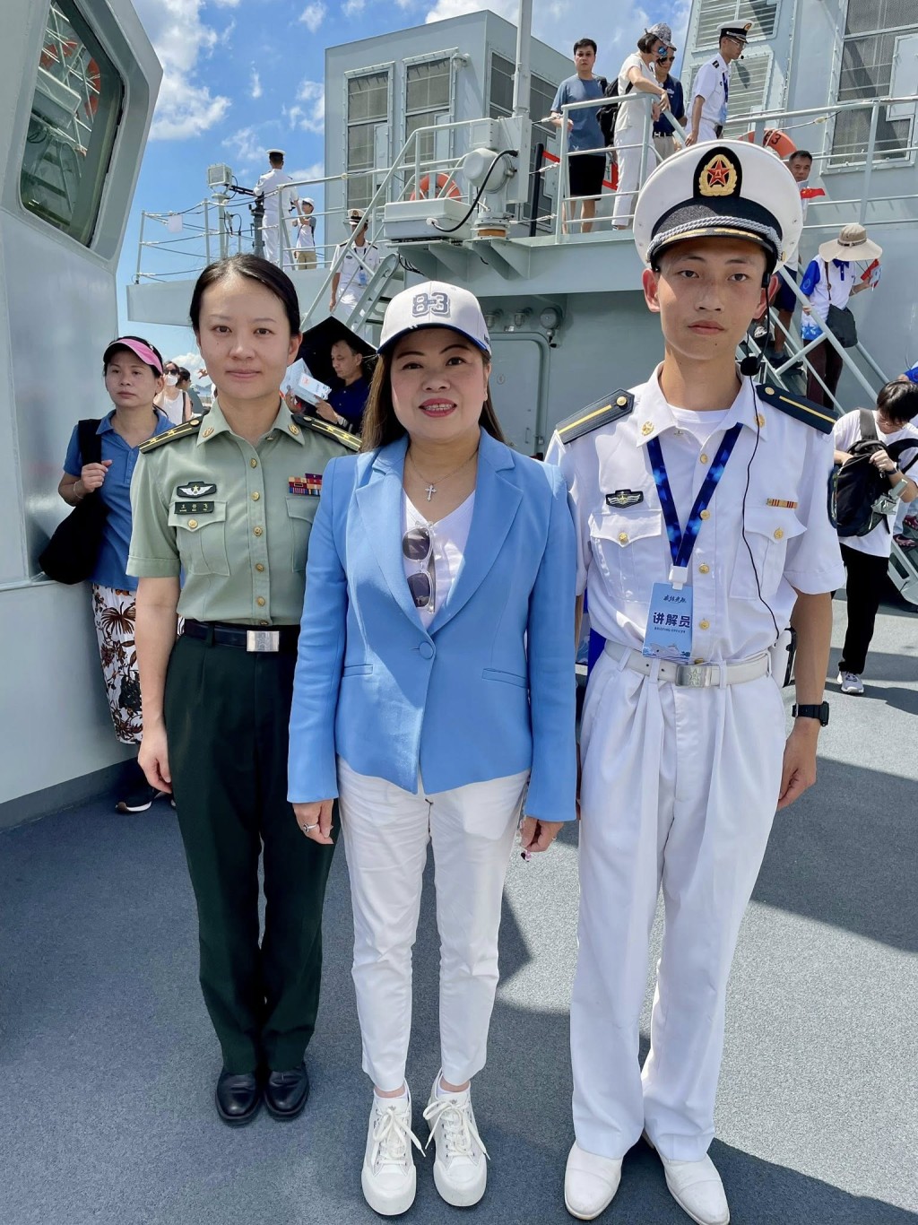 罗淑佩登上两艘军舰参观。 罗淑佩登上两艘军舰参观。