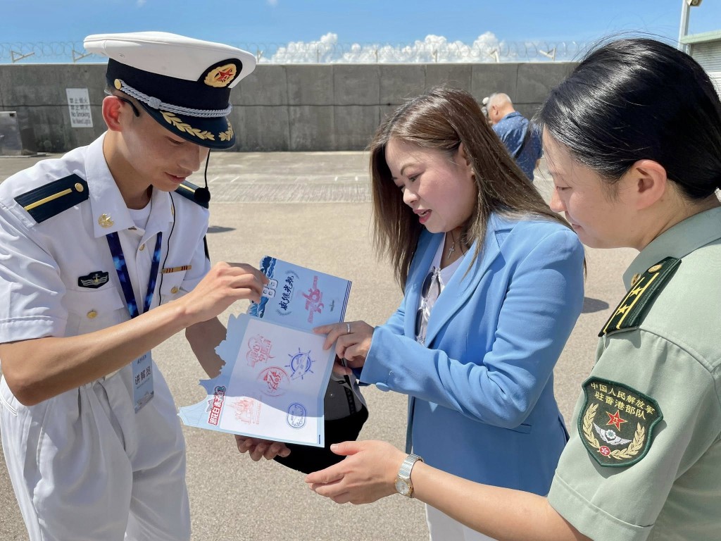 为庆祝国庆76周年,戚继光舰和沂蒙山舰特地到访香港。 为庆祝国庆76周年,戚继光舰和沂蒙山舰特地到访香港。