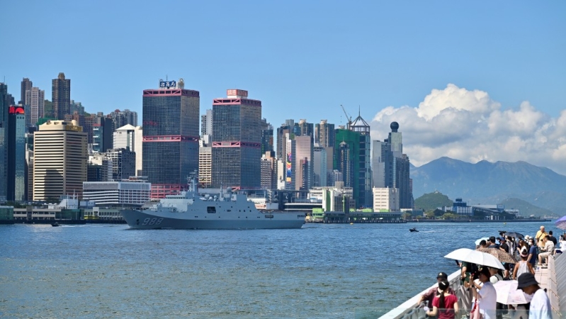 访港军舰途经尖沙咀海傍期间 访港军舰途经尖沙咀海傍期间