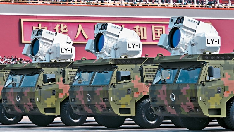 舰载防空武器方队“LY-1”(燎原-1)在九三阅兵式上受检。 舰载防空武器方队“LY-1”(燎原-1)在九三阅兵式上受检。