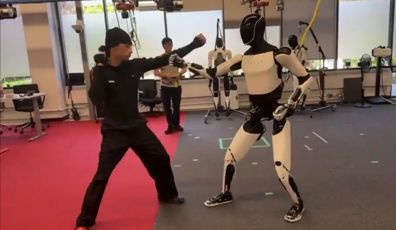 马斯克4日在社交平台X上发布了一段人形机器人“擎天柱”学习功夫的视频 马斯克4日在社交平台X上发布了一段人形机器人“擎天柱”学习功夫的视频