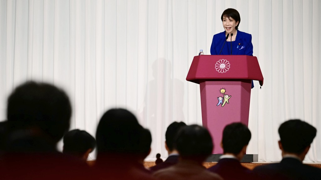 高市早苗当选自民党总裁后见记者。 高市早苗当选自民党总裁后见记者。