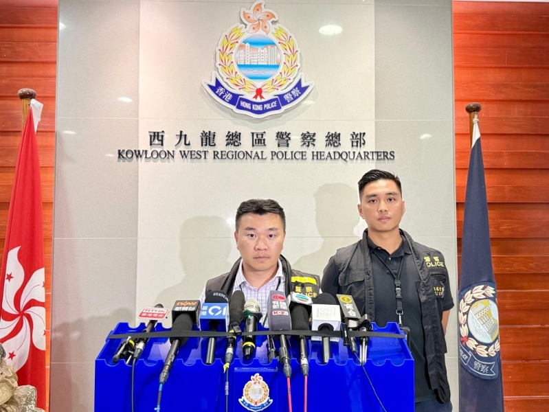 西九龙总区刑事总部(行动)警司贾锦琳(中)及重案组第4B队高级督察吴彦(右)交代案情。 西九龙总区刑事总部(行动)警司贾锦琳(中)及重案组第4B队高级督察吴彦(右)交代案情。
