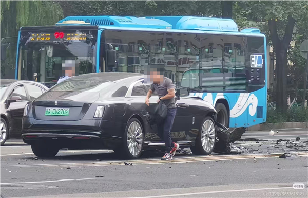 被劳斯莱斯撞伤车主家属委托京都律师事务所诉讼!陈震回应