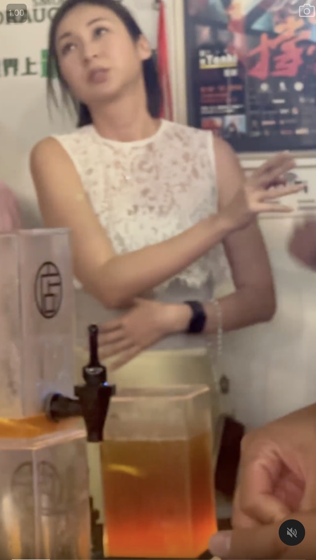 今年6月庄思敏被偷拍于室内疑似吸烟影片。 今年6月庄思敏被偷拍于室内疑似吸烟影片。