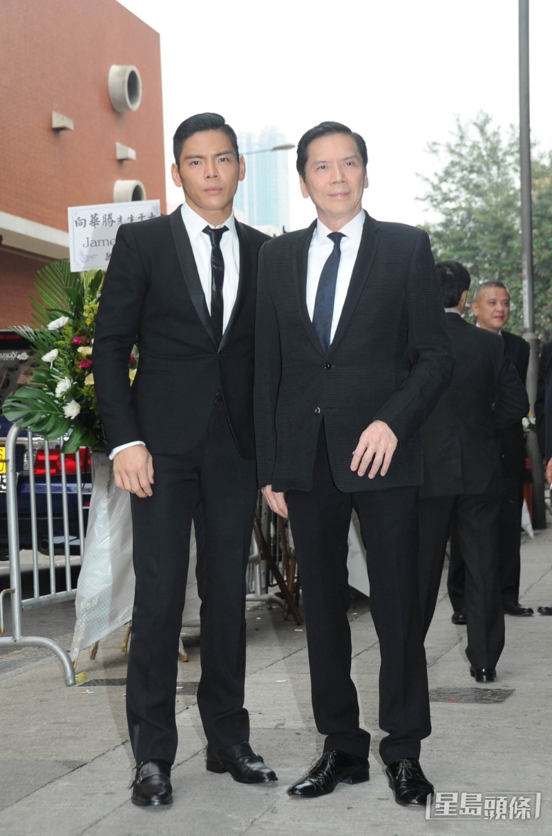 向华强(右)与儿子向佐2014年现身弟弟向华胜的追悼会。 向华强(右)与儿子向佐2014年现身弟弟向华胜的追悼会。