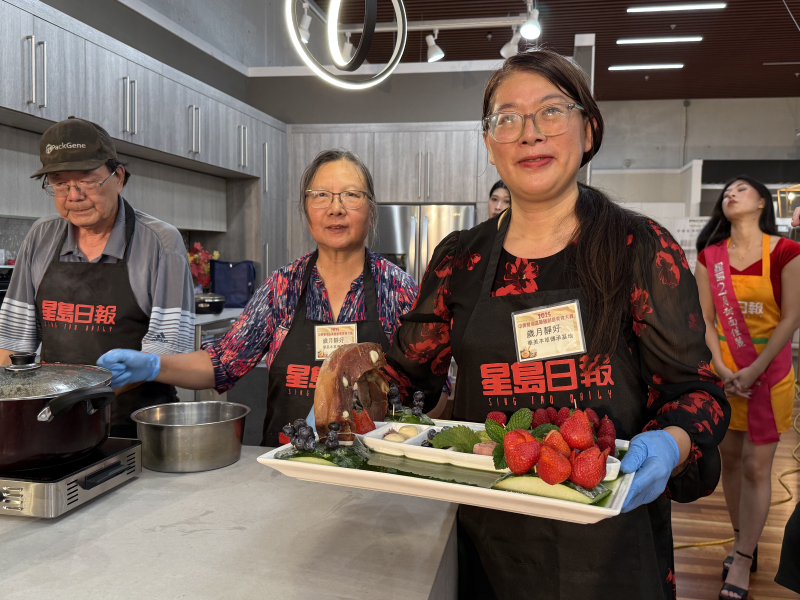 旧金山湾区初赛现场,“岁月静好”队展示精美药膳作品。 旧金山湾区初赛现场,“岁月静好”队展示精美药膳作品。