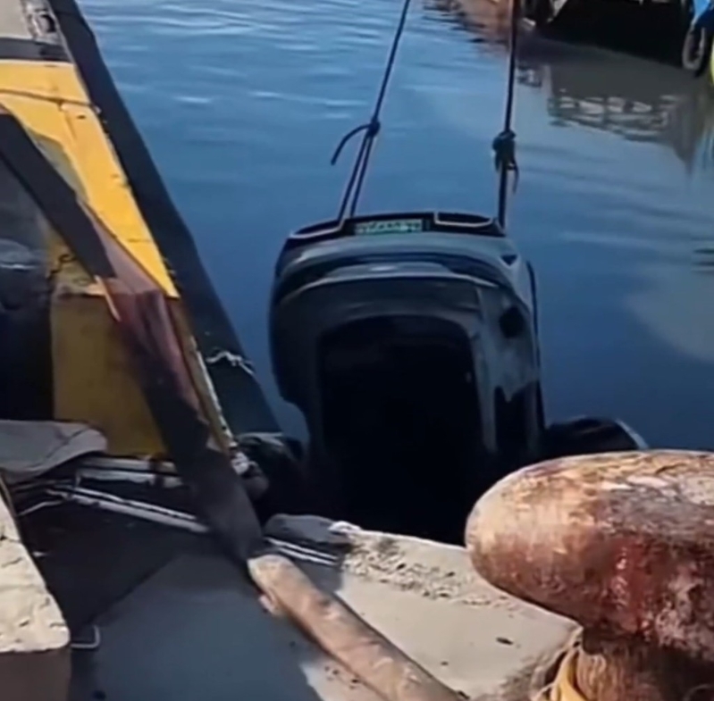 肇事车辆由吊臂打捞上岸。 肇事车辆由吊臂打捞上岸。