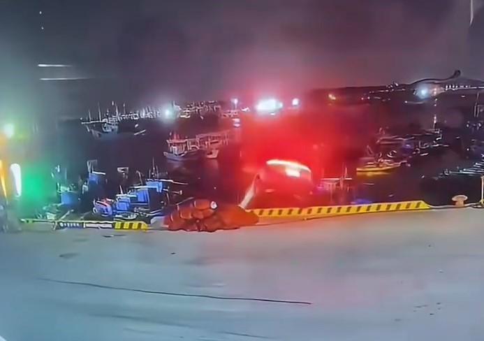 影片拍下车辆堕海经过 影片拍下车辆堕海经过