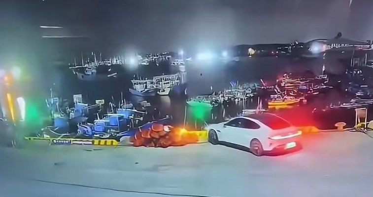 网传影片拍下车辆堕海经过。 网传影片拍下车辆堕海经过。