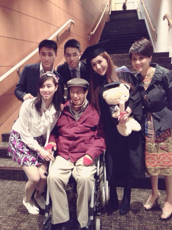 赌王四房感情很好。 赌王四房感情很好。