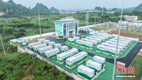 10月8日,位于广西南宁市武鸣区的伏林钠离子电池储能电站二期扩容升级工程正式投运。 10月8日,位于广西南宁市武鸣区的伏林钠离子电池储能电站二期扩容升级工程正式投运。