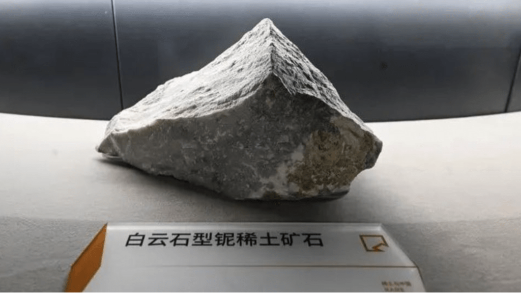 商务部周四(9日)发布公告,对稀土相关技术实施出口管制的决定。 商务部周四(9日)发布公告,对稀土相关技术实施出口管制的决定。