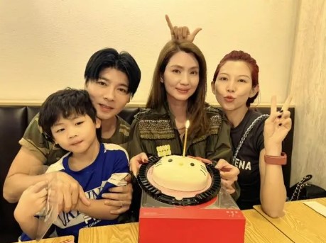 洪欣10月9日生日,获得蔡少芬夫妇和她庆生。 洪欣10月9日生日,获得蔡少芬夫妇和她庆生。