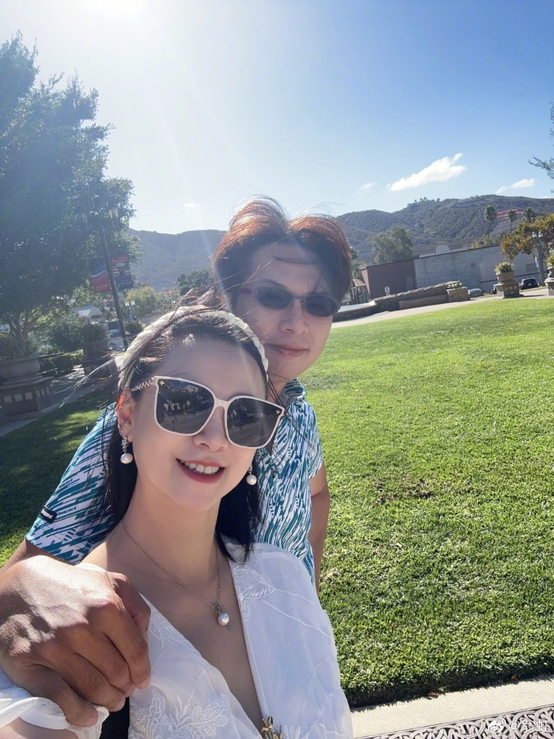 翁虹近日在微博分享与老公新相。 翁虹近日在微博分享与老公新相。