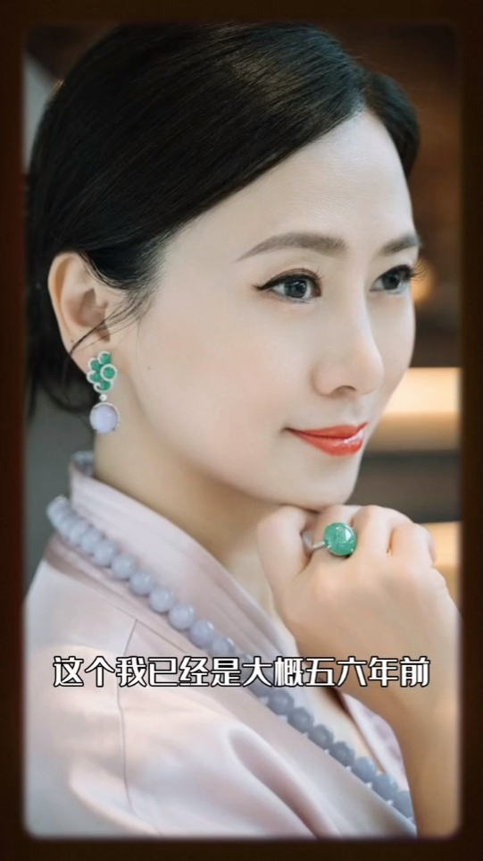 翁虹保养得极好。 翁虹保养得极好。