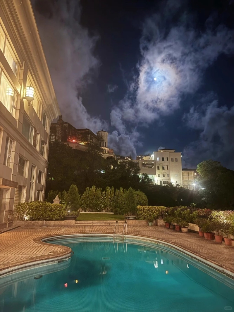 有巨型私人泳池。 有巨型私人泳池。