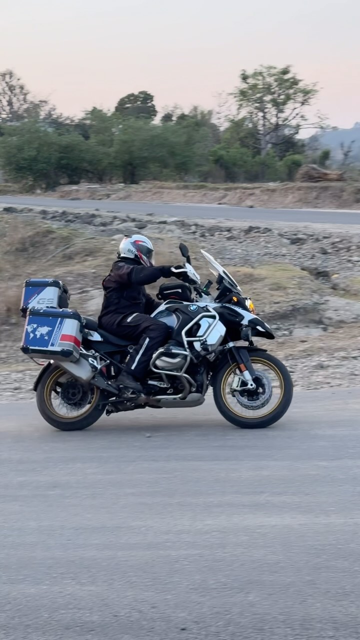 Rajvir Jawanda驾驶摩托车期间,疑与牛隻发生相撞。 Rajvir Jawanda驾驶摩托车期间,疑与牛隻发生相撞。