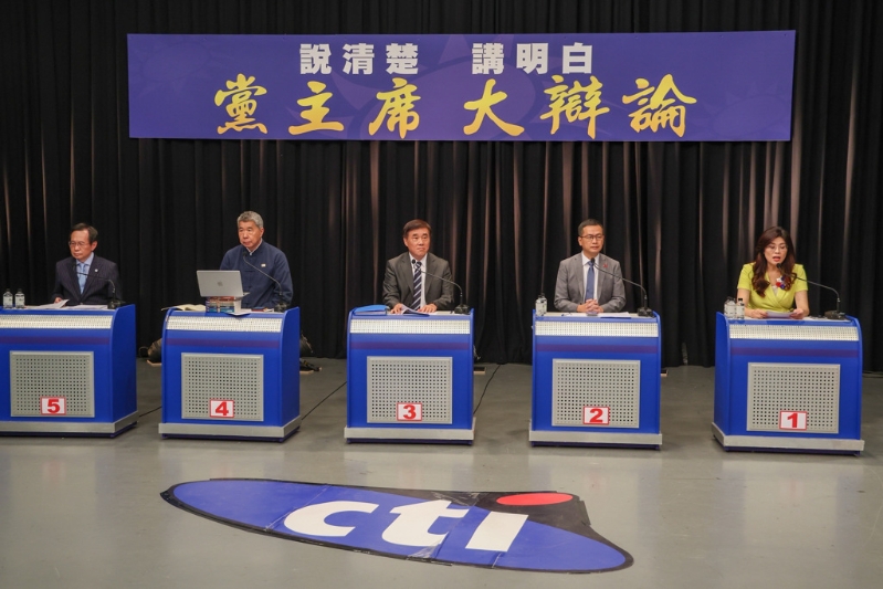 “说清楚讲明白,党主席大辩论”11日在中天电视举行,国民党主席候选人蔡志弘(左起)、张亚中、郝龙斌、罗智强、郑丽文出席。 “说清楚讲明白,党主席大辩论”11日在中天电视举行,国民党主席候选人蔡志弘(左起)、张亚中、郝龙斌、罗智强、郑丽文出席。