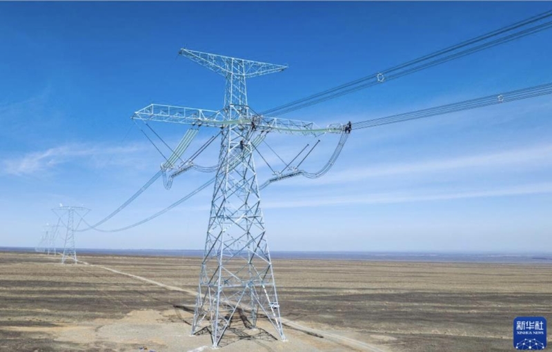 《纽时》:中国42条特高压输电线路,每一条的输电能力都远超美国。 《纽时》:中国42条特高压输电线路,每一条的输电能力都远超美国。