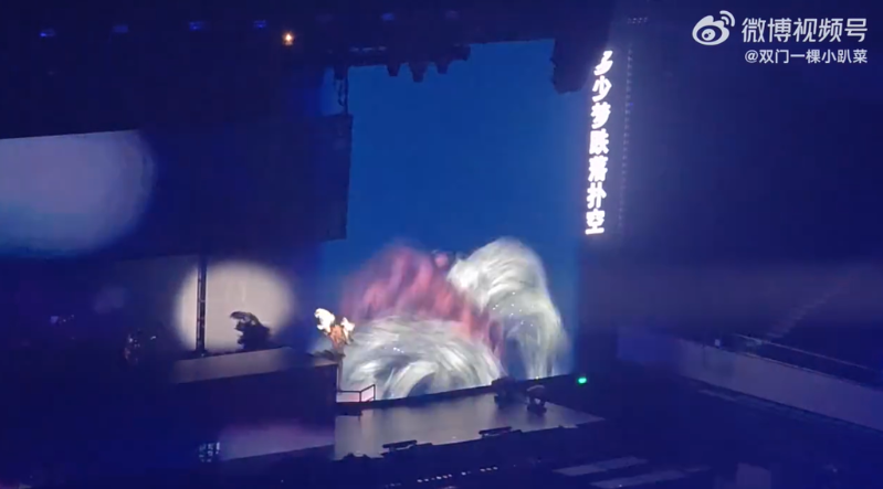 张靓颖演唱会突坠落2米高舞台。 张靓颖演唱会突坠落2米高舞台。