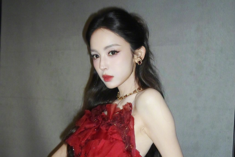 古力娜扎遭“2字女星”抢休息室 古力娜扎遭“2字女星”抢休息室