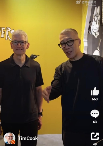 苹果CEO库克和LABUBU艺术家龙家升互动。 苹果CEO库克和LABUBU艺术家龙家升互动。