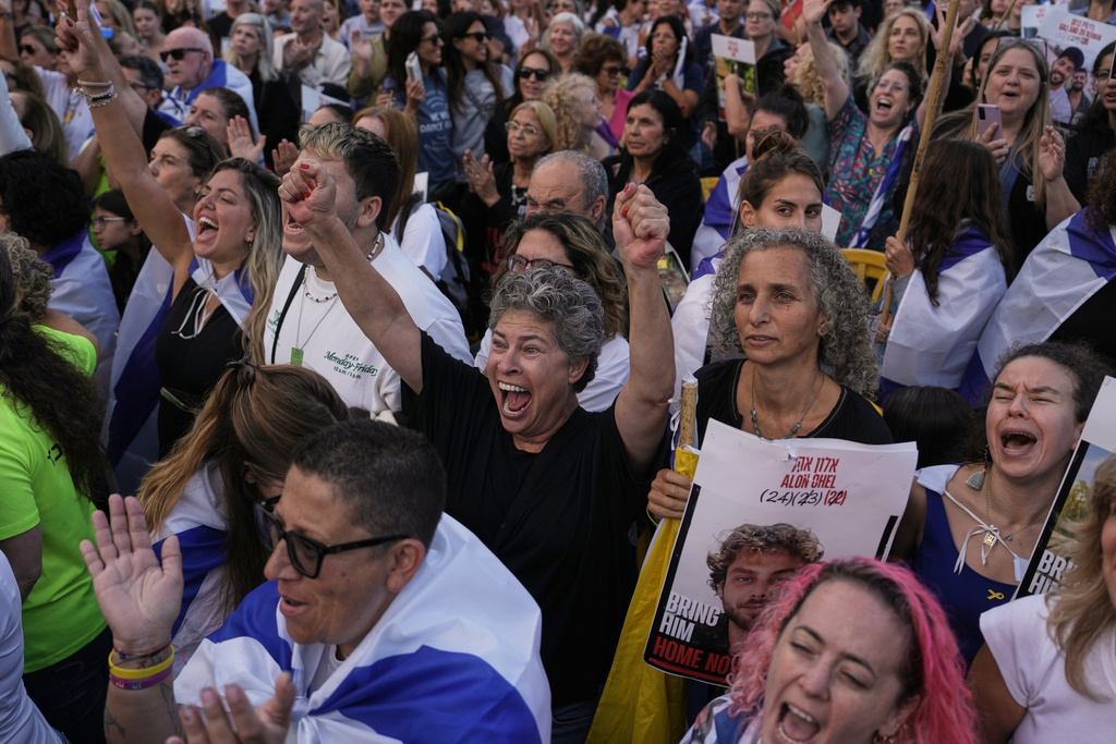 以色列民众在聚集在“人质广场”观看直播。 以色列民众在聚集在“人质广场”观看直播。